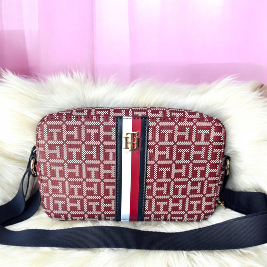 Crossbody Tommy roja con bandera en el centro y placa dorada