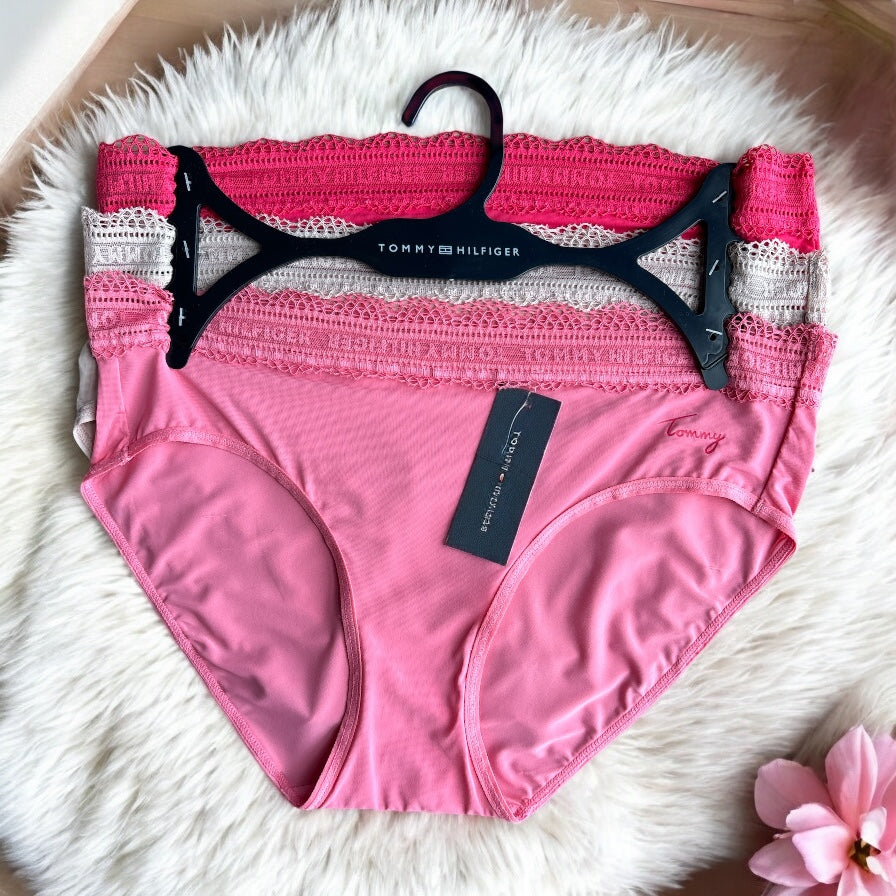 Panties Tommy H rosa, nude y fucsia, letras grabadas, encaje 3pzs