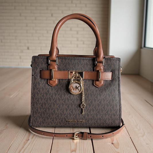 Tote Michael K café con monogram candado y llave