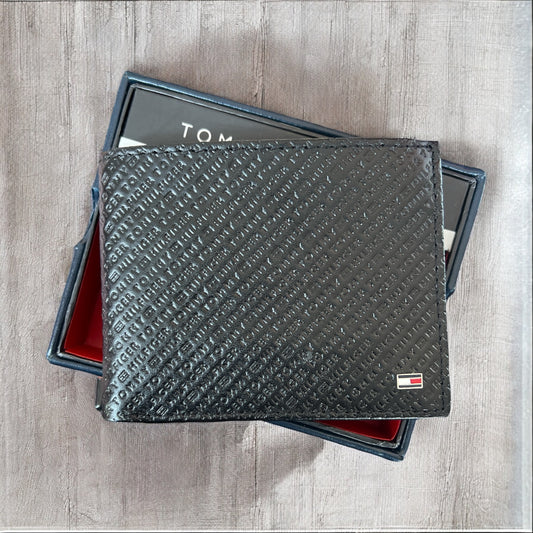 Cartera Tommy H negra con monogram y placa