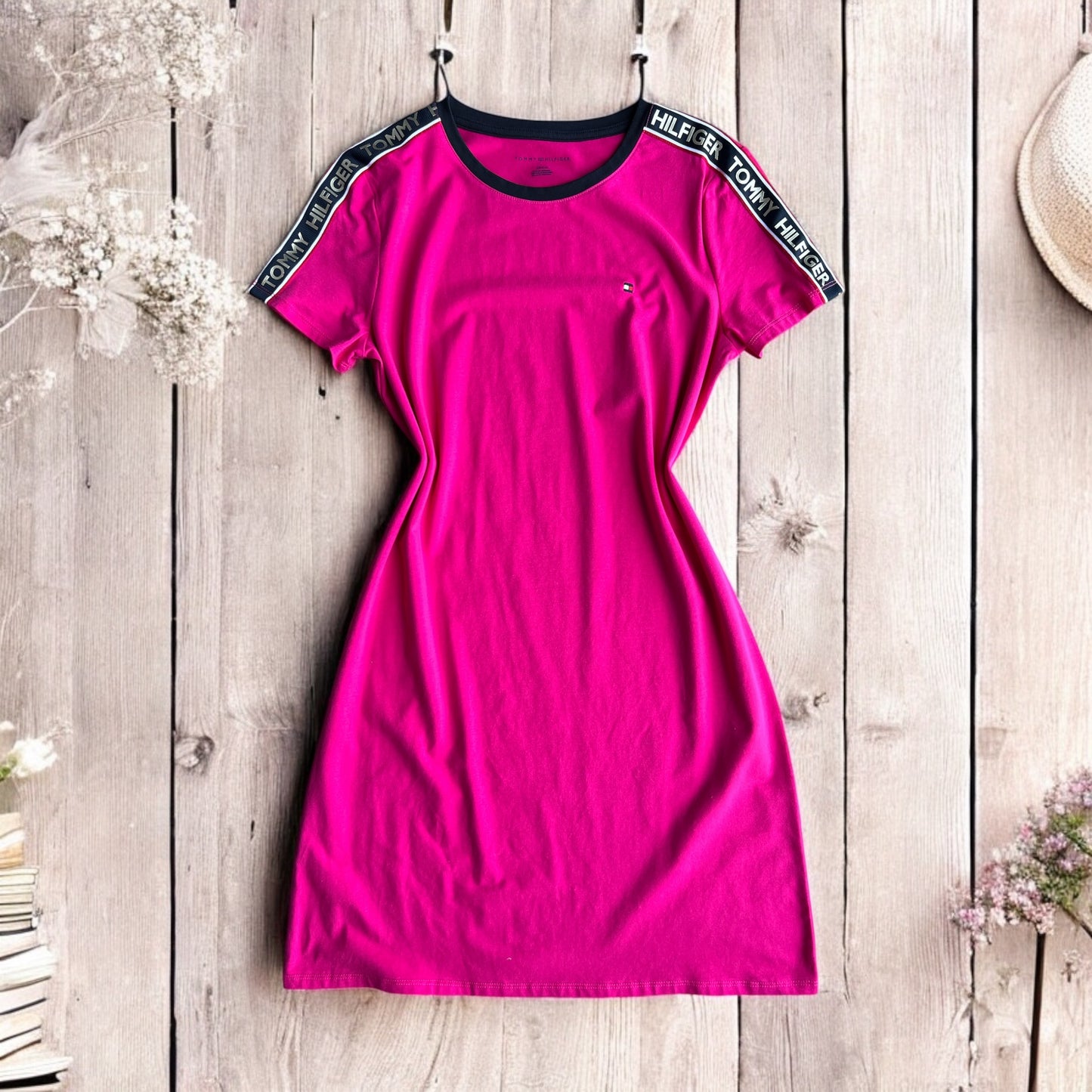 Vestido Tommy H fucsia con letras doradas en hombros