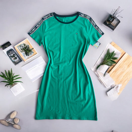 Vestido Tommy H verde con letras en los hombros doradas