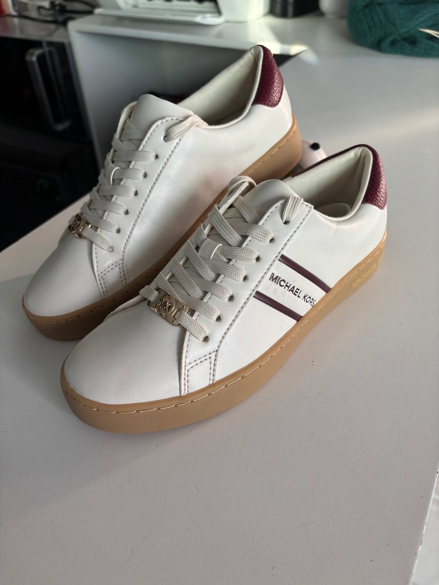 Tenis Michael K beige con guinda y placa dorada