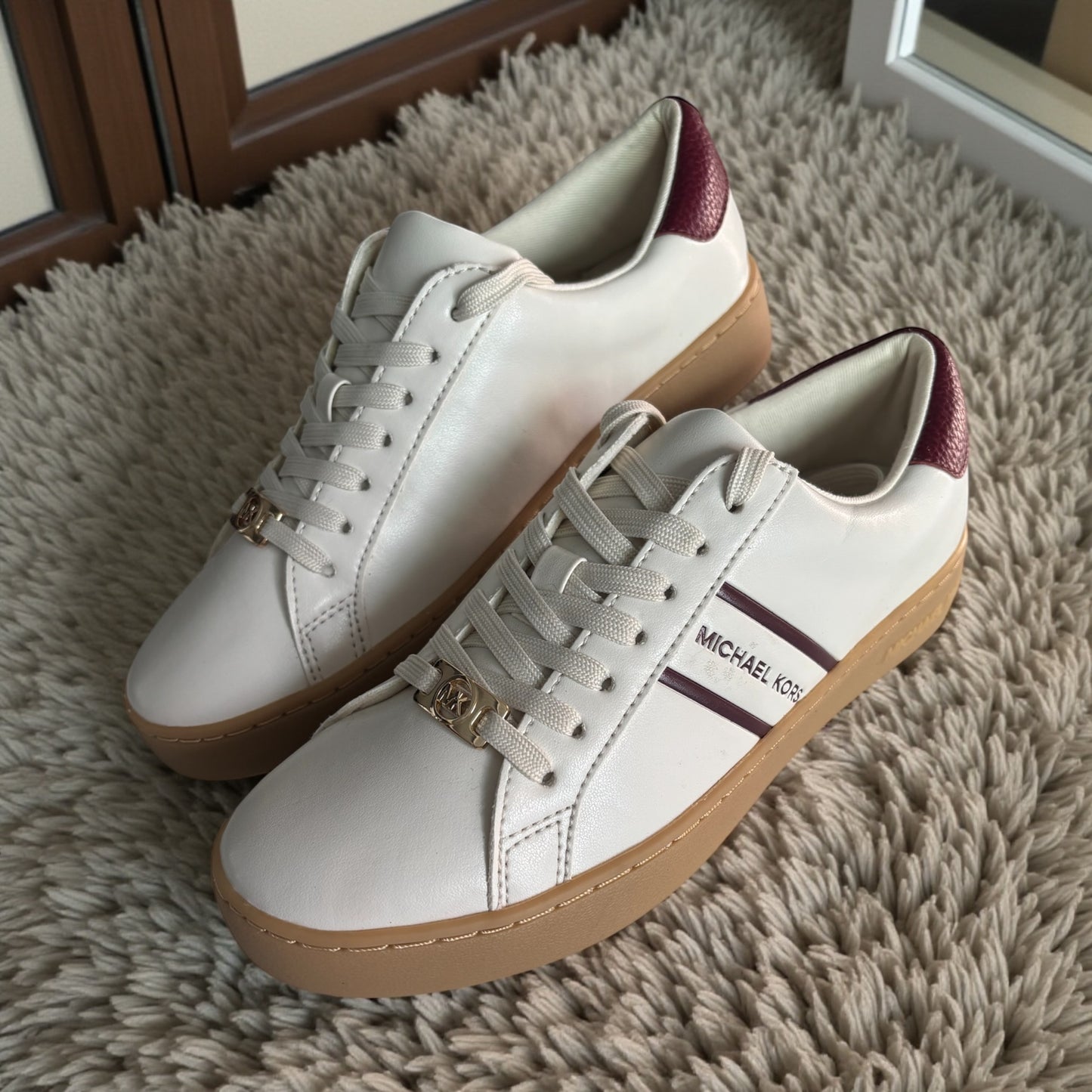 Tenis Michael K beige con guinda y placa dorada