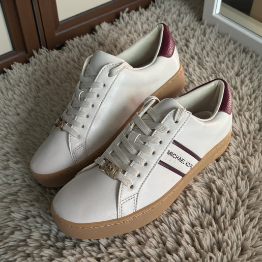 Tenis Michael K beige con guinda y placa dorada