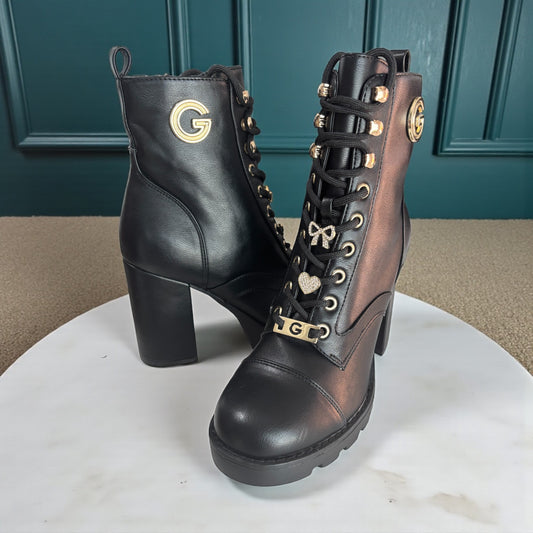 Botas GBG negras con pines de moño y corazón