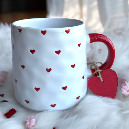 Taza blanca de corazones rojos