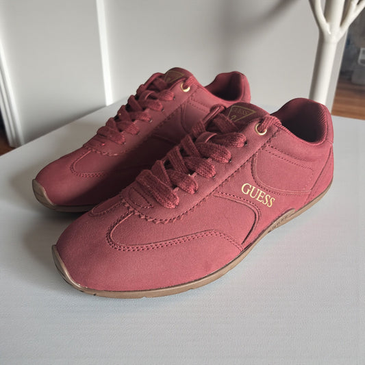 Tenis Guess guindas de gamuza