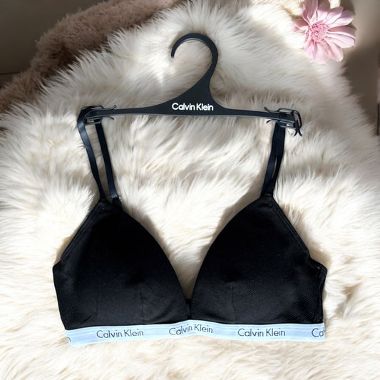 Top Calvin K negro con resorte blanco  y letras