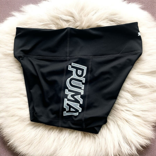 Short puma color negro con letras blancas