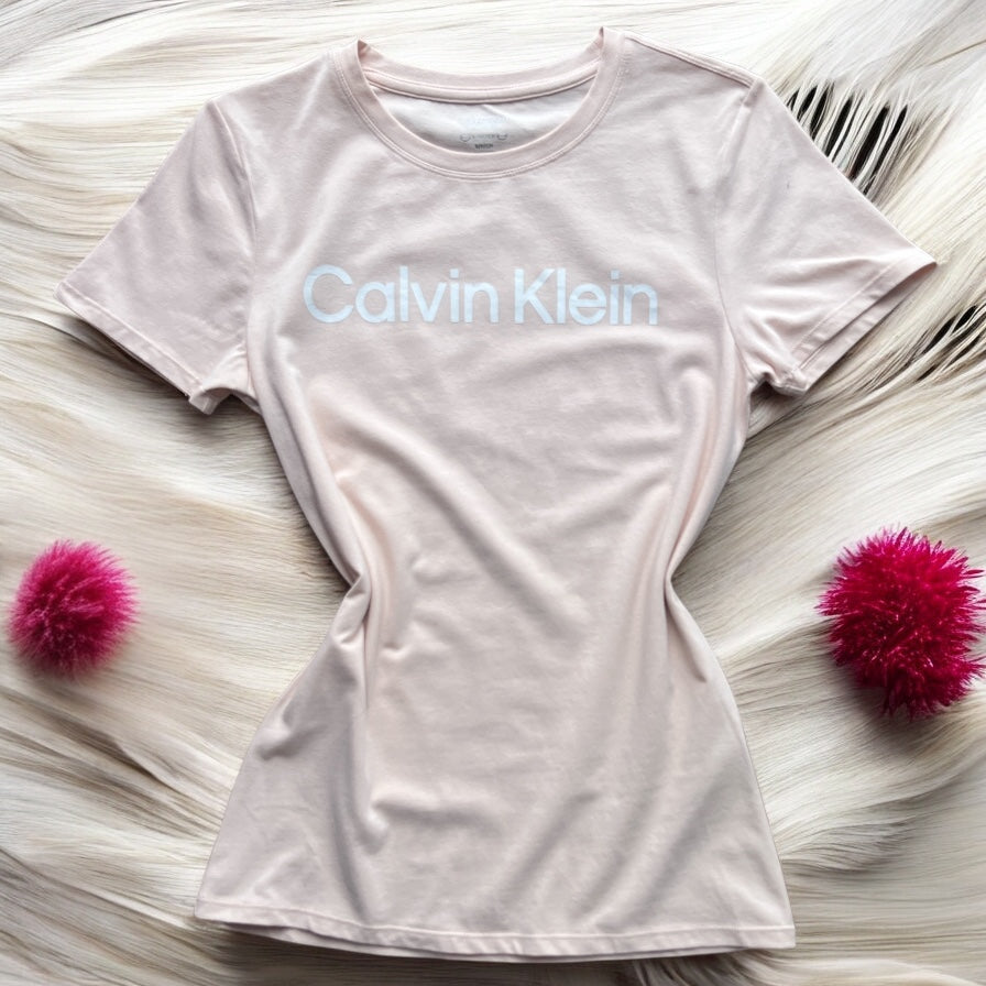 Playera Calvin k durazno con letras blancas