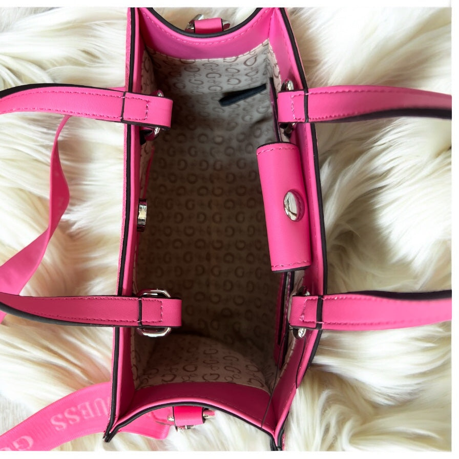 Tote Guess rosa con placa plateada y strap