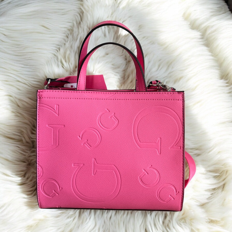 Tote Guess rosa con placa plateada y strap