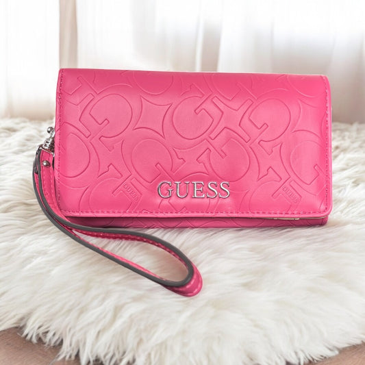 Cartera Guess rosa con monogram grabado, strap y placa plateada