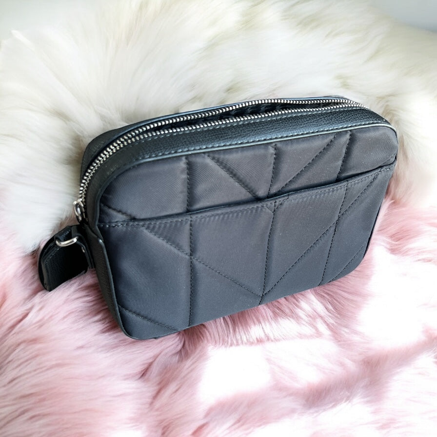 Crossbody Karl L con monedero de tela y strap blancos con negro