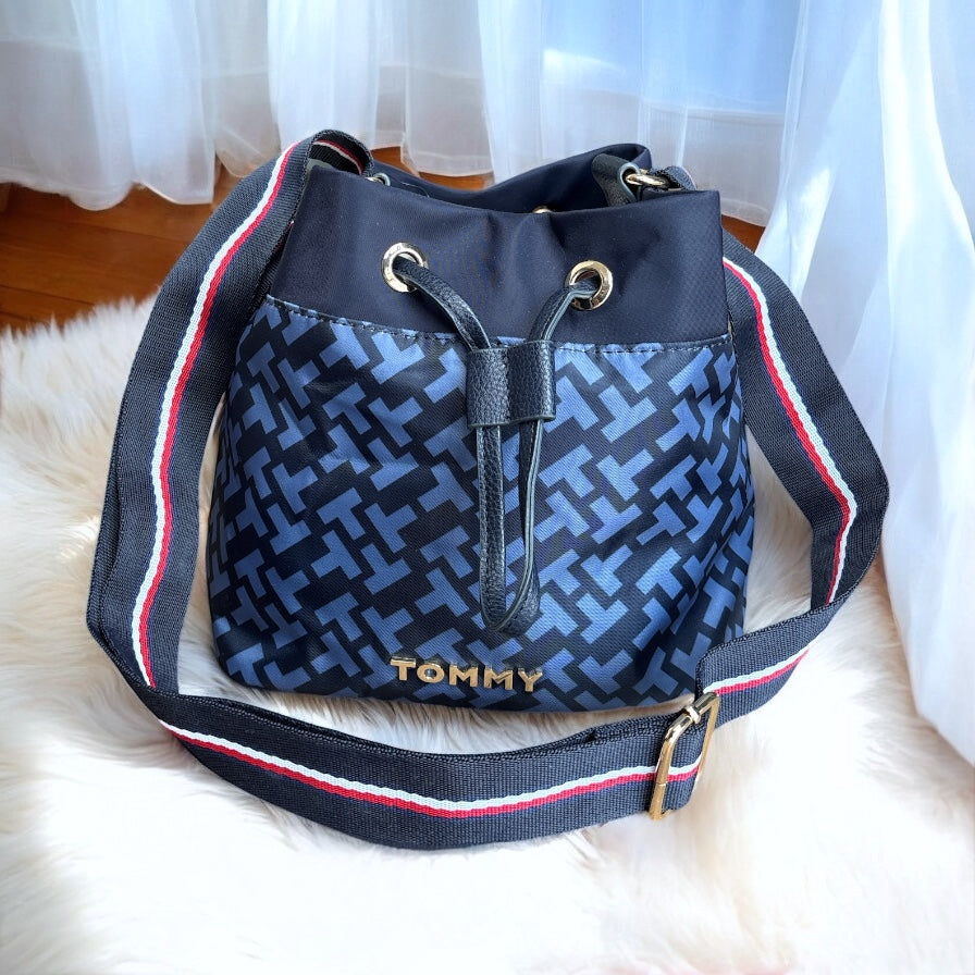 Bucket Tommy H azul marino con monogram strap colores de Tommy y placa dorada