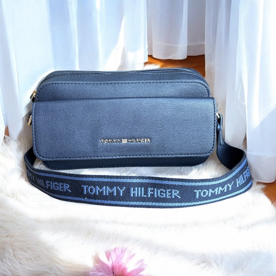 Crossbody Tommy H azul marino paca en letras doradas