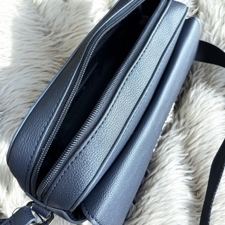 Crossbody Tommy H azul marino paca en letras doradas