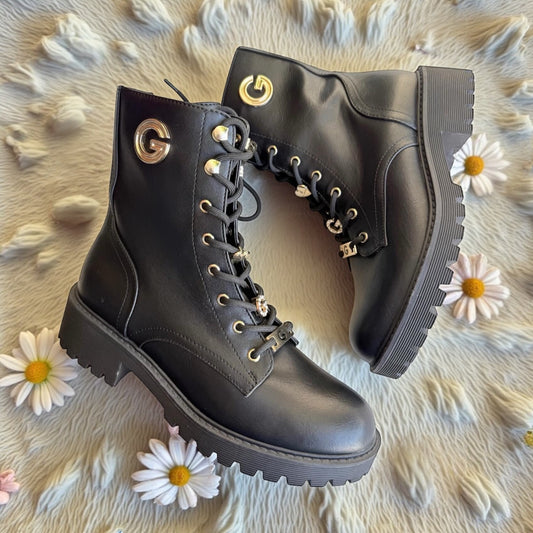Botas GBG negra con pines de G y corazones