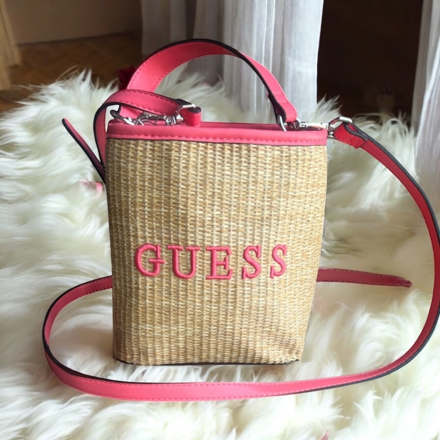 Bucket Guess yute/coral con strap y letras coral bordadas