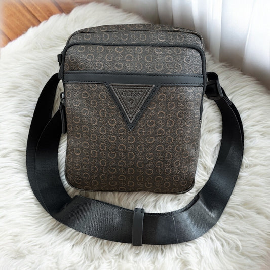 Bandolera Guess chocolate con monogram camel y placa en triángulo