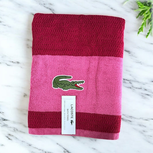 Toalla Lacoste fucsia con línea rosa gruesa