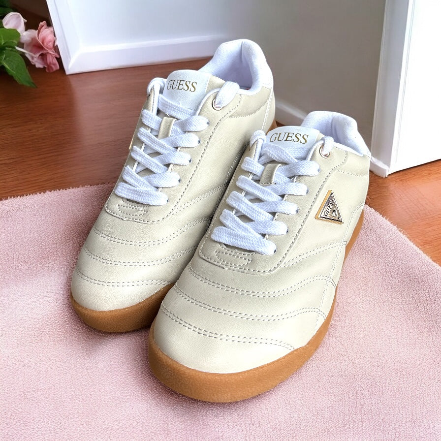 Tenis Guess arena, detalles en blanco, suela camel capitonados