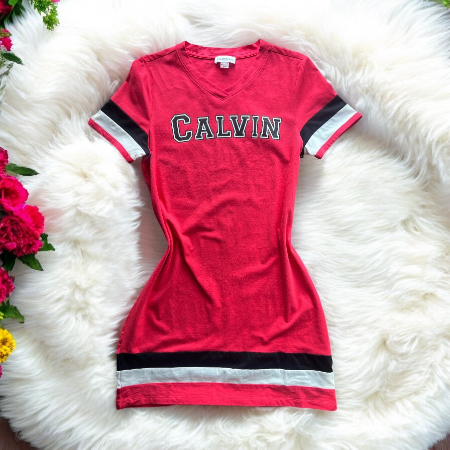 Vestido Calvin  k rosa con letras negro con blanco