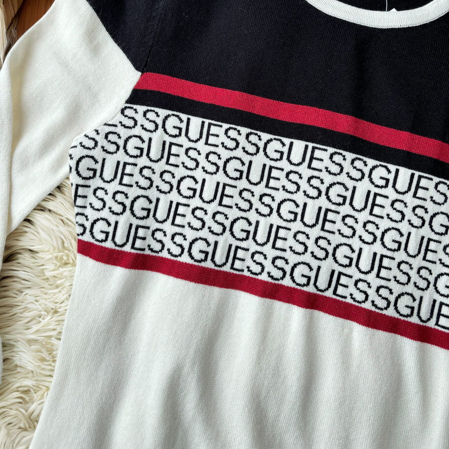 Suéter Guess crema/negro y monogram