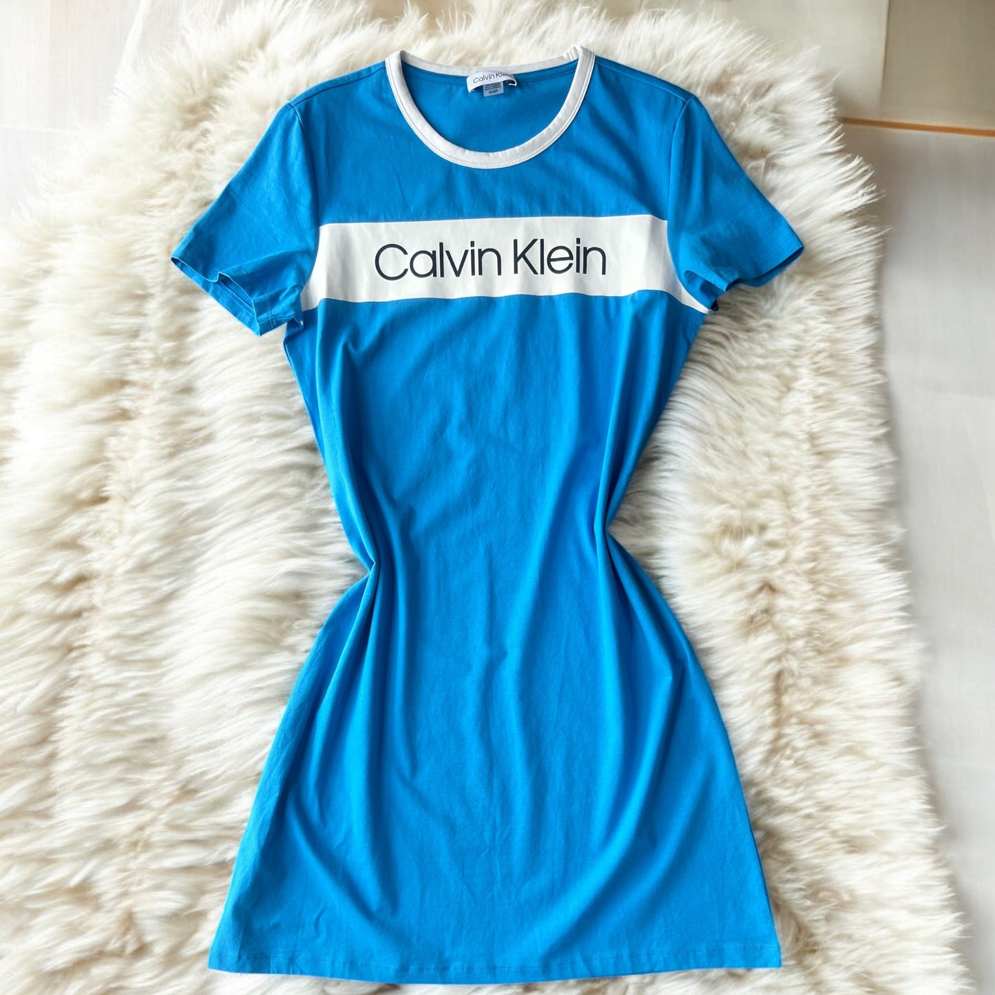 Vestido Calvin k azul con letras negras