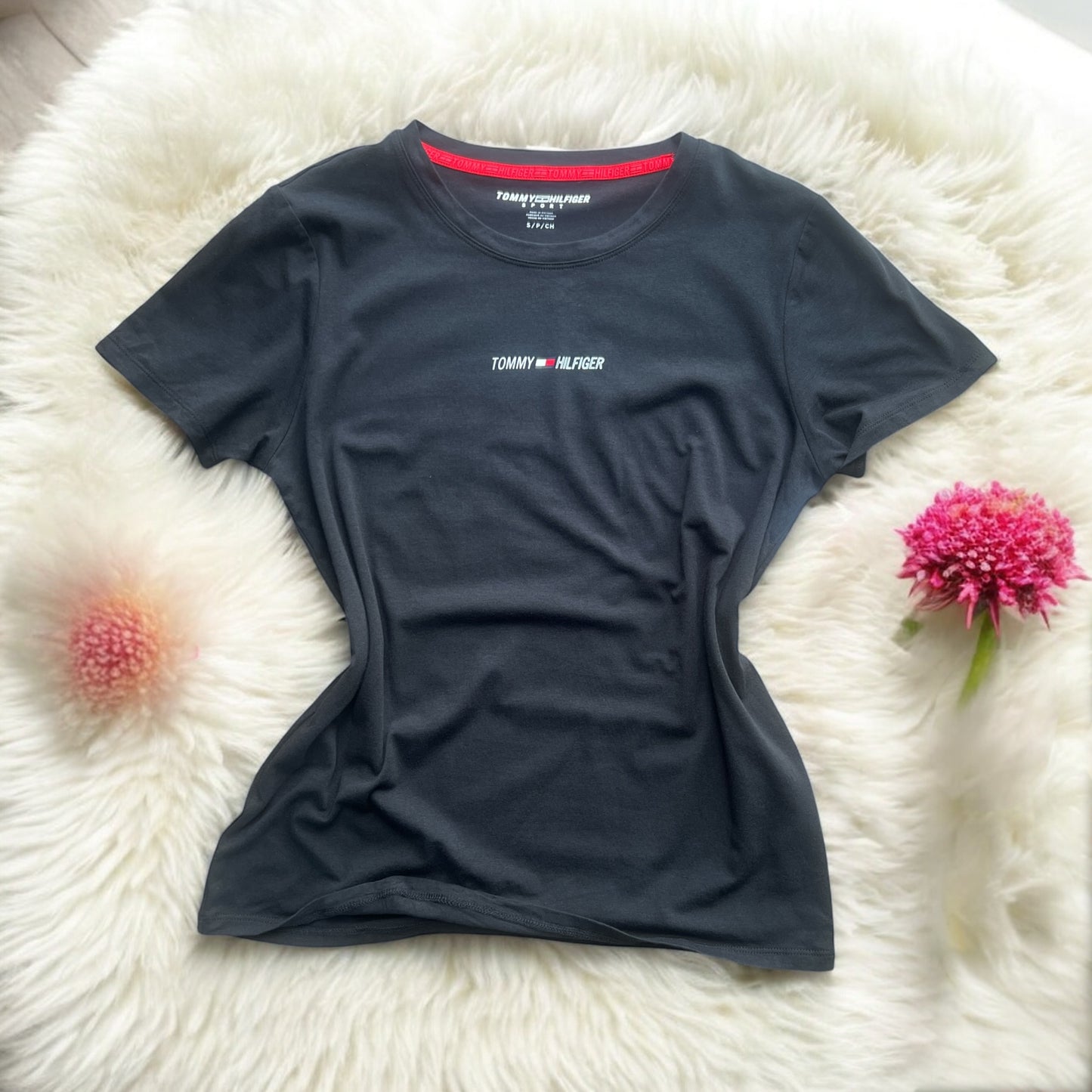 Playera Tommy H color negro con letras blancas