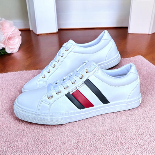 Tenis Tommy H blancos con líneas en azul marino y rojo, placa de goma