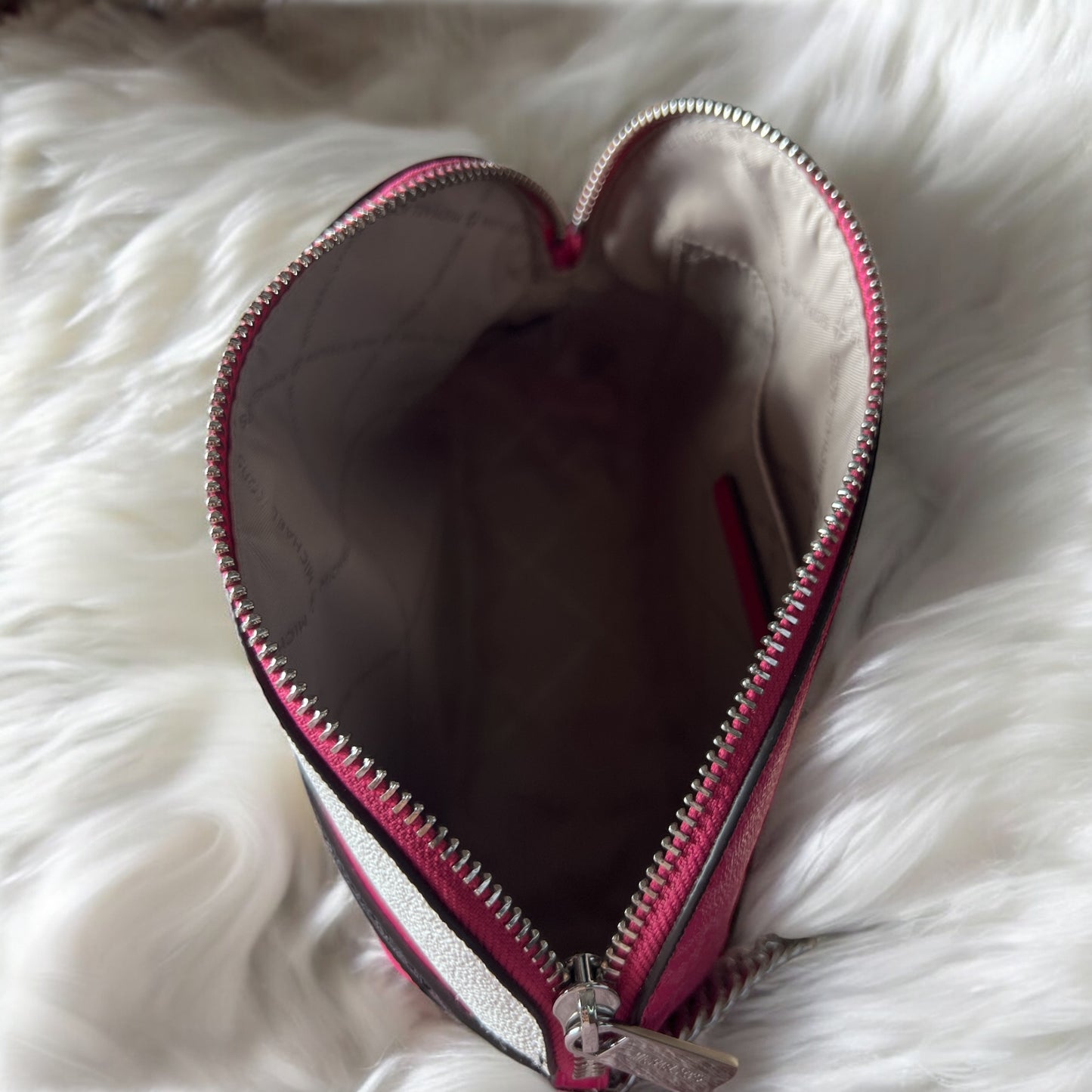 Crossbody Michael k rosa con monogram y detalles en color negro y blanco