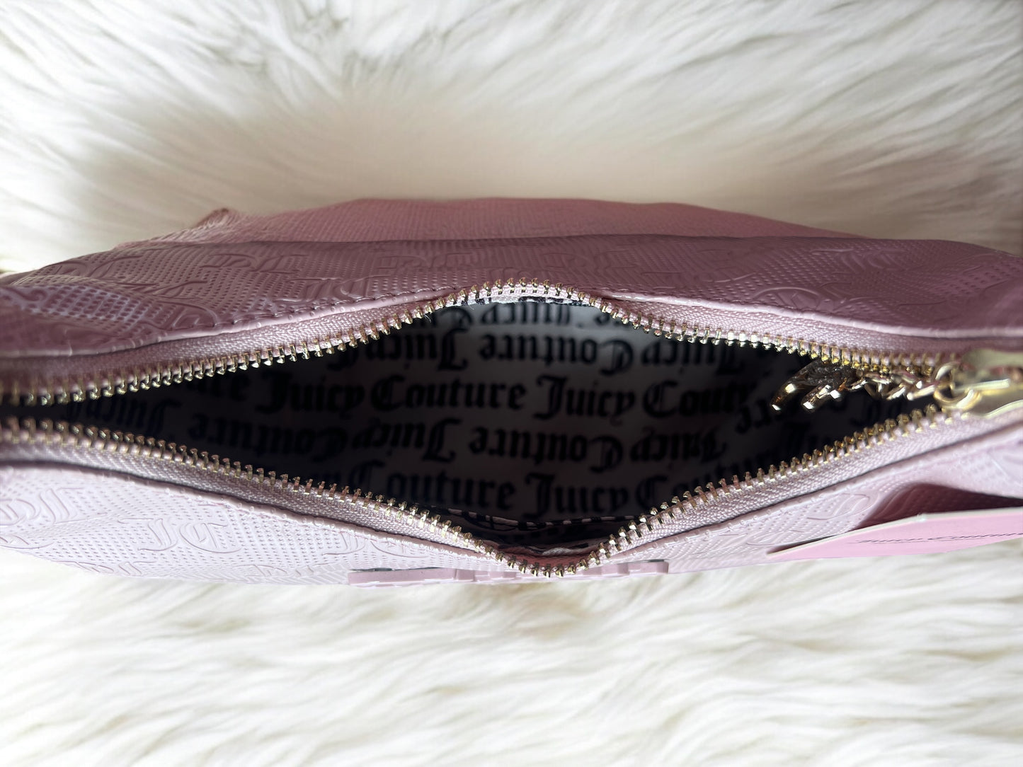 Crossbody Juicy C palo de rosa tipo charol con detalles dorados