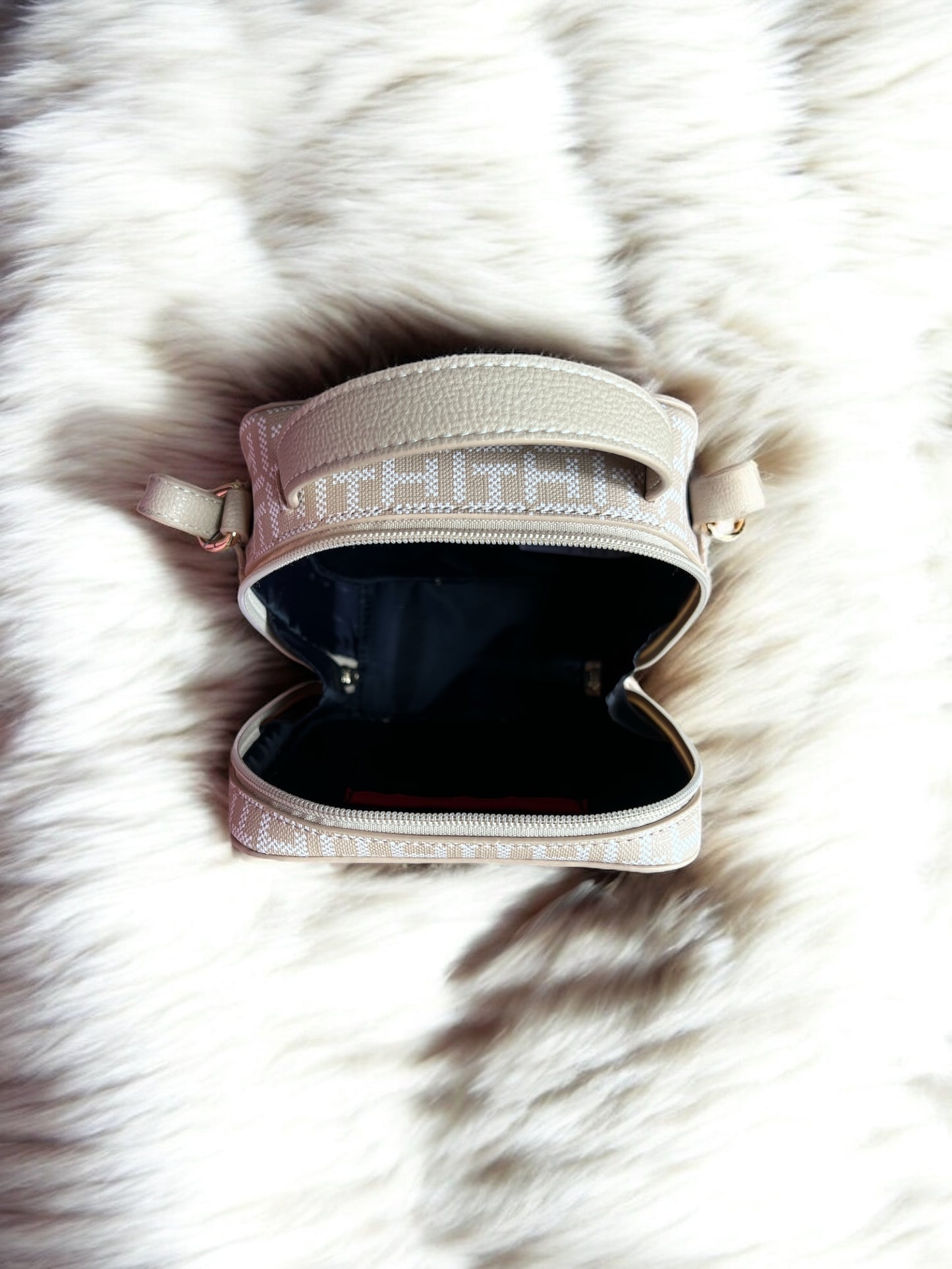 Crossbody Tommy H beige con detalles en naranja y lila con placa dorada