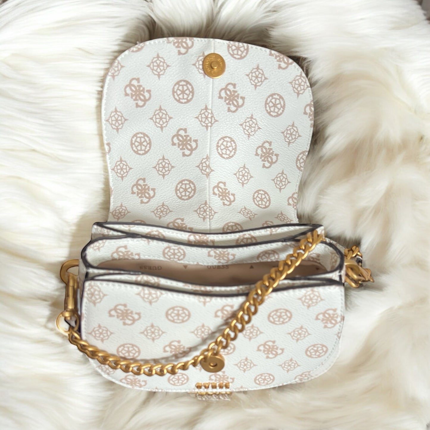 Crossbody/Hobo Guess crema con monogram beige y herrajes dorados