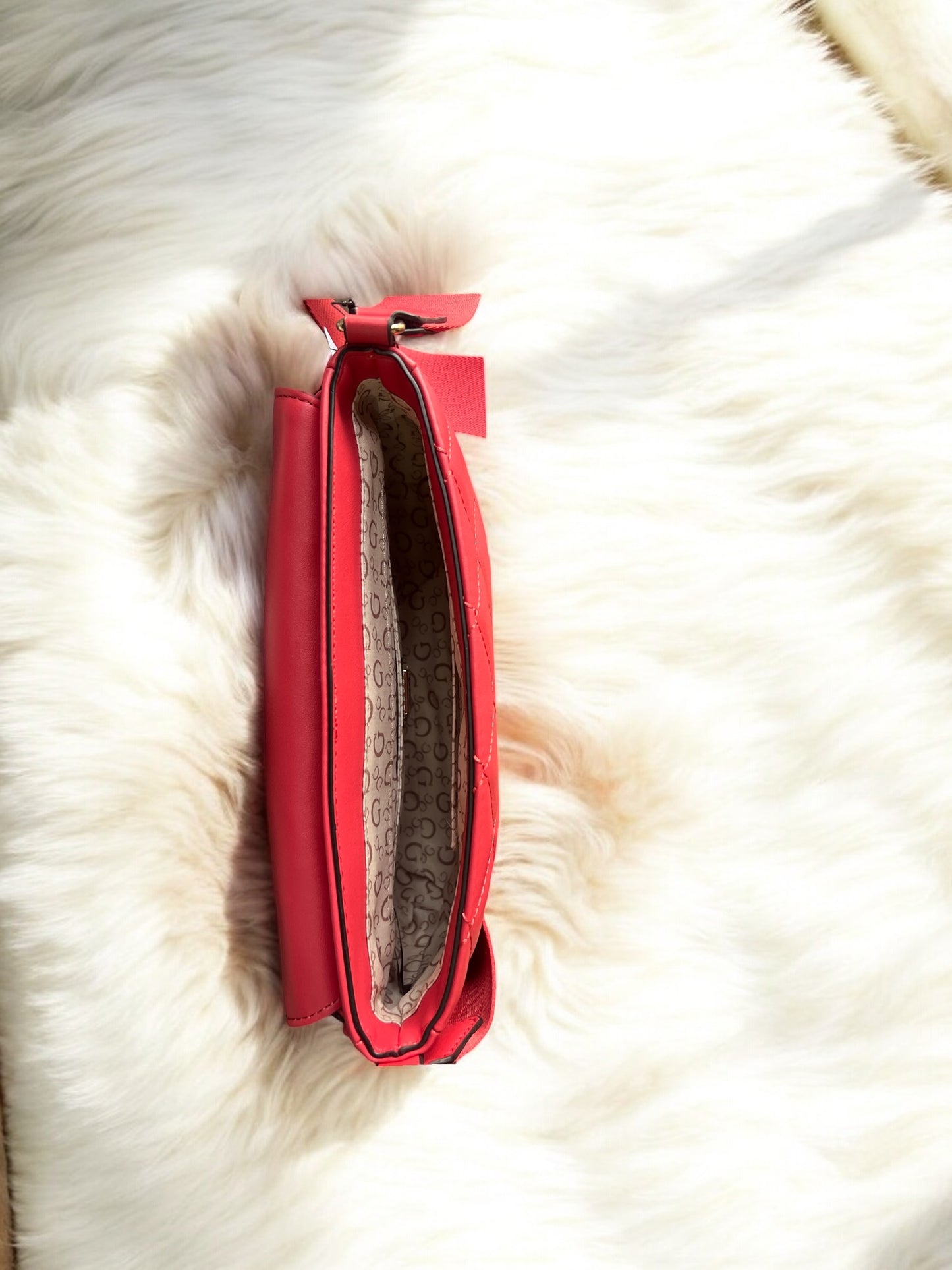 Crossbody Guess coral capitonada con strap grabado y monedero