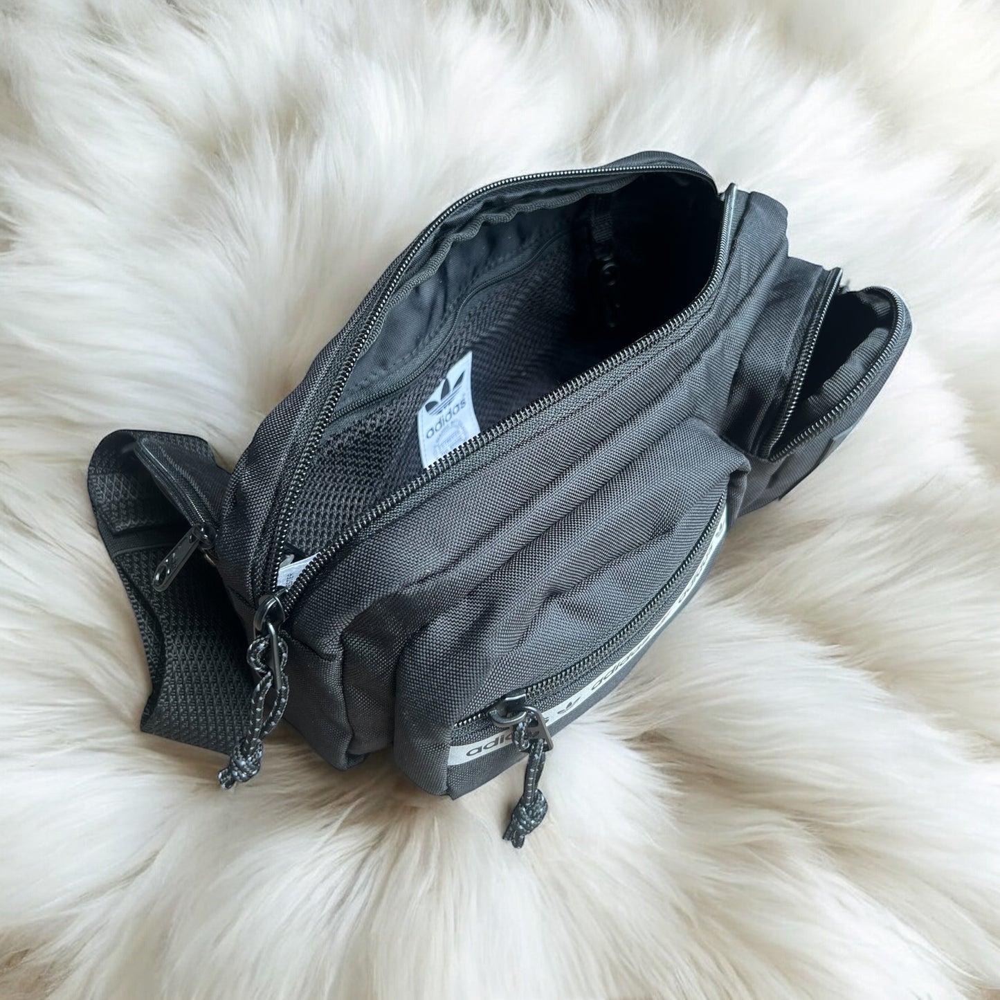 Bandolera/Cangurera Adidas negra logo en blanco