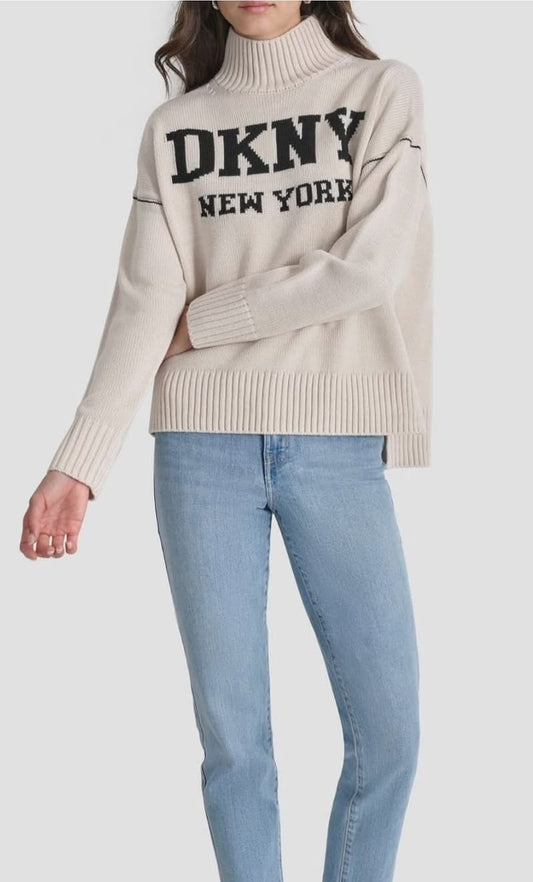 Suéter DKNY beige cuello alto letras negras