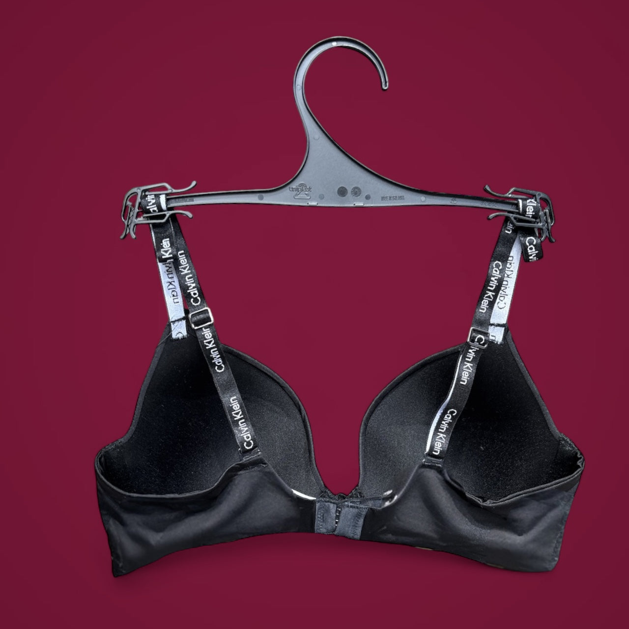 Brasier Calvin Klein negro, letras blancas en strap