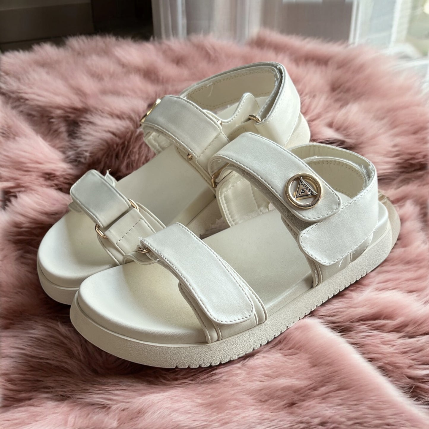 Sandalias Guess con placa dorada