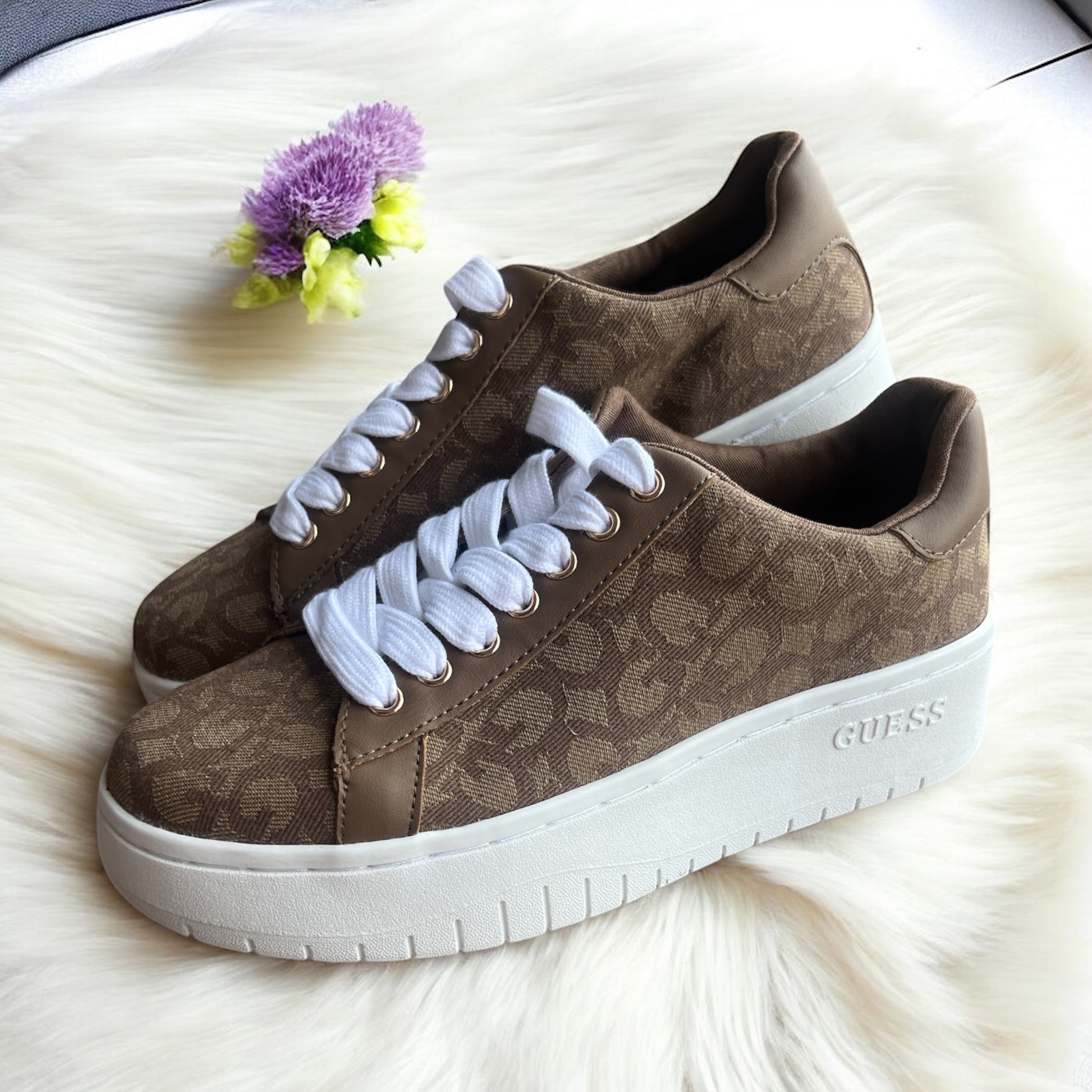 Tenis Guess camel con monogram y plataforma