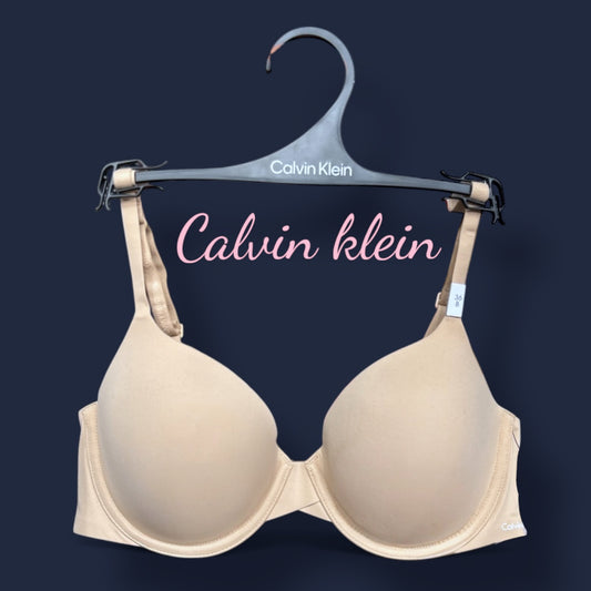 Brasier Calvin K nude, pequeñitas letras blancas y strap grabado