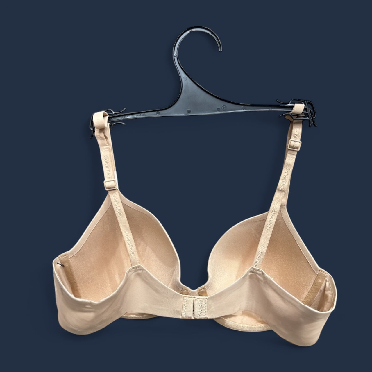 Brasier Calvin K nude, pequeñitas letras blancas y strap grabado
