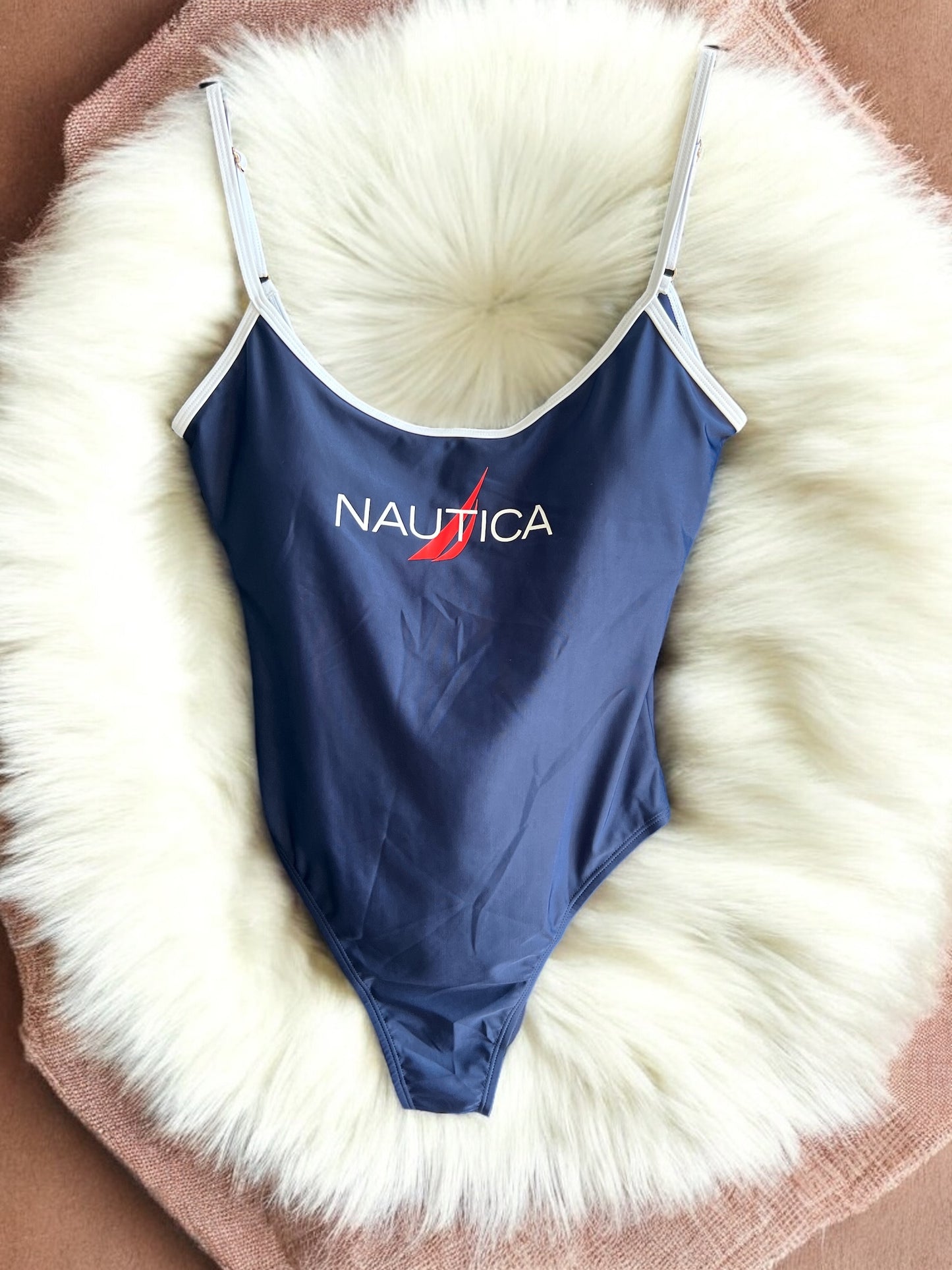 Traje de baño náutica azul marino con tirantes blanco