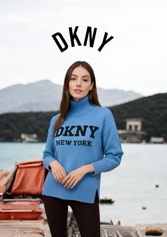 Sueter DKNY azul de cuello alto con letras negras