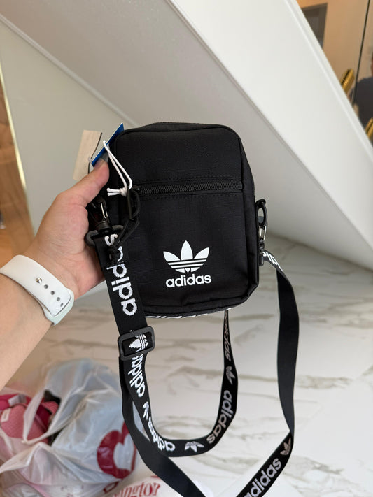 Bandolera Adidas negro strap con letras blancas