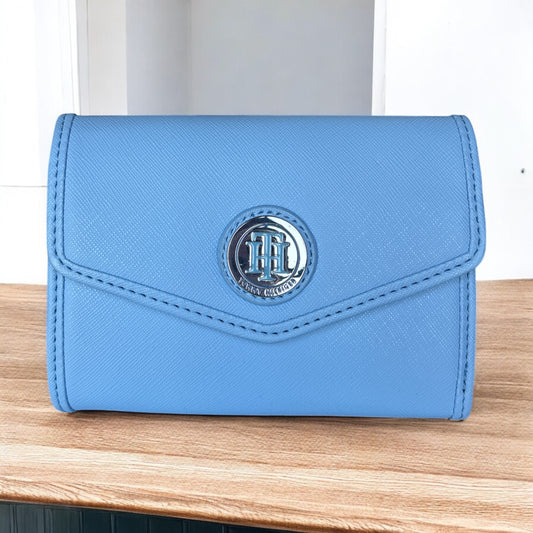 Cartera Tommy H azul claro con placa plateada