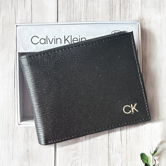 Cartera Calvin k negra con placa plateada en lado inferior derecho