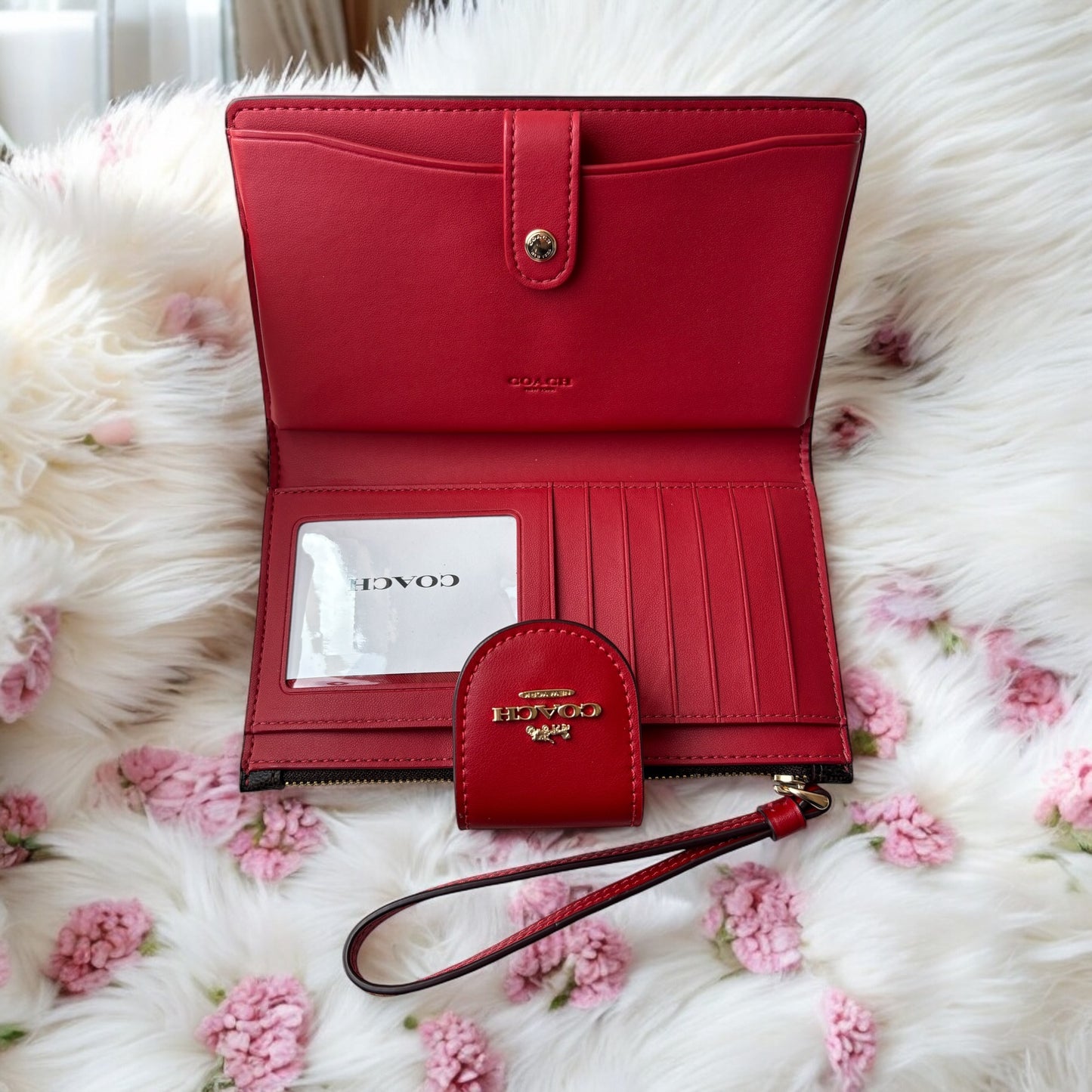 Cartera Coach chocolate/rojo, strap y placa dorada